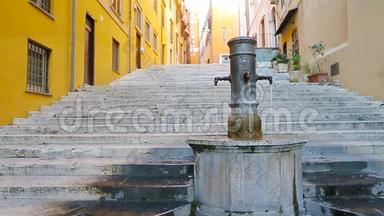 街道上一个欧洲城市的街道喷泉。 人们在户外解渴喝水