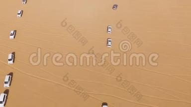 在阿布扎比沙漠的沙丘上驾驶4x4越野车。 库存。 沙漠越野车的俯视图