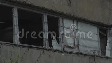 在一座旧建筑里打碎了玻璃。 废弃建筑，窗户破损