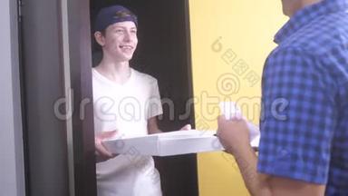 披萨外卖概念。 少年男孩送了一盒披萨。 慢动作录像。 <strong>快餐</strong>生活方式概念<strong>快餐</strong>