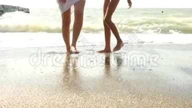 母女俩走在海边，<strong>溅起水花</strong>在脚上，动作缓慢.. 波浪把两腿合拢
