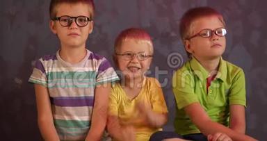 有趣的<strong>孩子</strong>，戴眼镜的兄弟在家一起玩。 儿童为视障儿童<strong>上学</strong>。 男孩心情很好