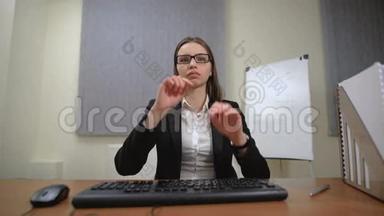 办公室里戴眼镜的疲惫的女商人画像