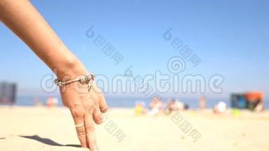 沙滩上一个女人手里的沙子。