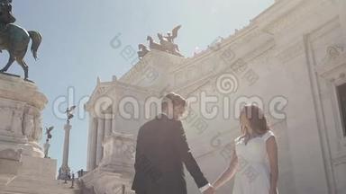 婚礼夫妇在罗马，意大利的阿尔塔雷德拉帕蒂里亚在阳光明媚的日子摆姿势。 时髦的新郎到处走动