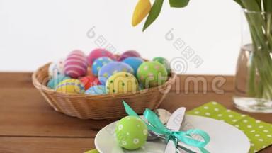 提供篮子和鲜花的复活节彩蛋