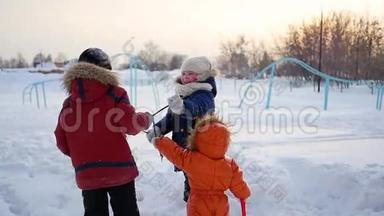 男孩和女孩在<strong>冬天</strong>在户外玩耍。 <strong>寒冷的</strong>冬日
