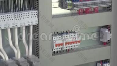 微控制器控制元件在工厂接<strong>触电</strong>压指示器。