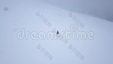 飞过一个孤独的旅游女孩，她走在一座被雪覆盖的山顶上。不舒服不友好