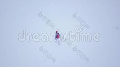 飞过一个孤独的<strong>旅游</strong>女孩，她走在一座被雪覆盖的山顶上。<strong>不</strong>舒服<strong>不</strong>友好