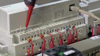 检查微控制器控制元件在工厂接触<strong>电压</strong>指示器。