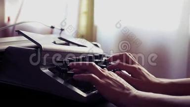 一个年轻的女孩正在用一台旧打字机打字。 动作缓慢。 1920x1080。 高清高清