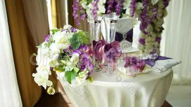 结婚典礼桌上有香槟、戒指和一束鲜花