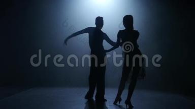 舞蹈元素从舞厅-体育节目，剪影夫妇舞厅。 吸烟