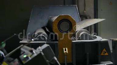 用计算机控制金属加工机加工金属板材