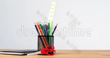 用彩色铅笔、日记本和剪刀特写笔筒