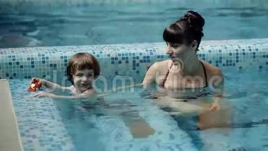 孩子和妈妈在游<strong>泳池里玩耍</strong>