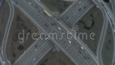 卡普塔尔市基辅的汽车交通，乌尔卡因，春季，Drone4K航班
