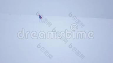 飞过一个孤独的旅游女孩，她走在一座被雪覆盖的山顶上。不舒服不友好