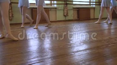 穿着芭蕾舞鞋的女孩在磨损的教室里上芭蕾舞<strong>课时</strong>做练习