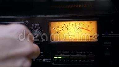 在录音室手动调整一个功能正常的音频压缩机的按钮