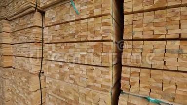 木材仓库，仓库里成行的木条，一个现代化的大仓库