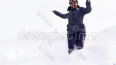 比格尔和他的主人在雪地里度过了他们的<strong>寒假</strong>