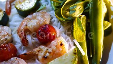 泰国中式融合美食，面条与大虾炒串