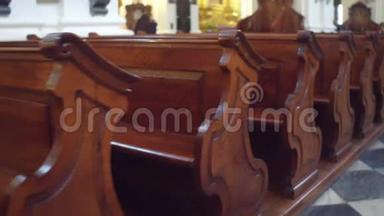 <strong>天主教堂</strong>的旧木凳4K steatam视频
