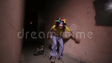万圣节恐怖小丑在黑暗的夜街。