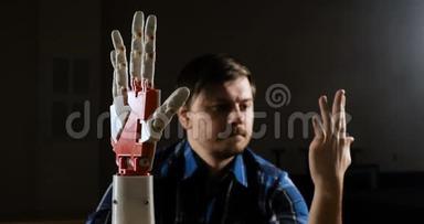 人类为机械塑料<strong>手臂</strong>创造运动。 控制机器人<strong>手臂</strong>。 机器人<strong>手臂</strong>运动。 3D制作的未来派