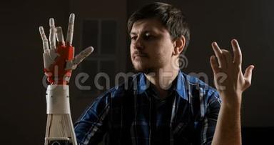 控制机器人手臂，控制人们。 人控制机器人手臂.. 3D打印机的创新机械手