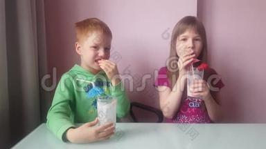 小男孩和女孩一起在室内喝牛奶