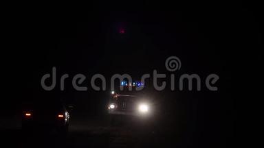 汽车救援人员卡车在夜间闪烁蓝光，消防车在道路上开着灯和警报器。