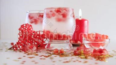 纸屑掉下来，慢动作.. 两杯酒装糖果，红烛，特写.. 浪漫的静物。