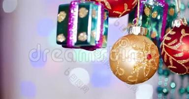 圣诞树上有圣诞灯的装饰物。 用球、蝴蝶结、<strong>星号</strong>和