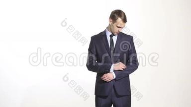 肢体语言。 穿商务服的男人孤立的白色背景。 手臂和手的手势。 伪装过<strong>马路</strong>的手势