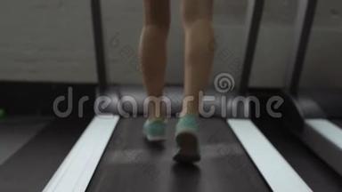 人们在健身俱乐部、健身房和体育活动中训练。 女人在跑步机上锻炼和跑步。