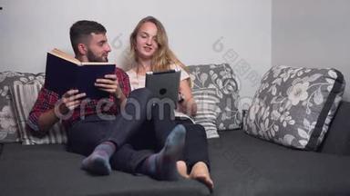 年轻夫妇使用平板电脑阅<strong>读书籍</strong>