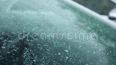 雨点落在外面停着的汽车的玻璃上。 4k，慢镜头拍摄4k，