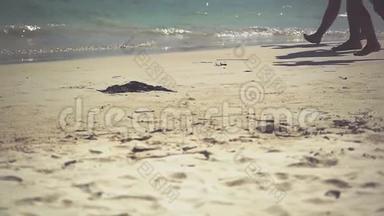 在沙滩上踏着金色的沙滩，在海浪中靠近双脚。 暑假假期。 慢动作。 1920x1080