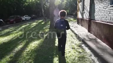 放学后，酷混的男孩走出他的房子
