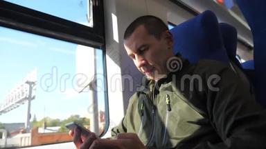 乘坐地铁列车的中年智能手机坐在窗口旁的一位不知名的旅行者给社交网站写短信