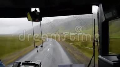 从巴士上看。 火山沙漠雨中公交车的动作.. 冰岛。
