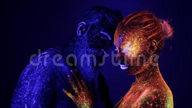 一男一女在紫外<strong>线下</strong>互相抚摸.. 火和冰，两个催眠药。