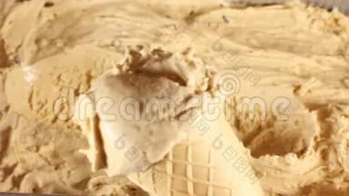 夏日美味的甜点。 人类用手从容器里捞出冰淇淋。 高清1080。 焦糖冰的特写