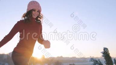 一个年轻的女人从右向左跑，在日落和天空上从左向右跑