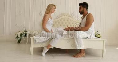 夫妻关系问题打架冲突坐在床上争吵不开心女人打男人负面情绪