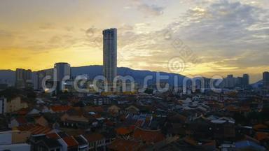 红瓦屋顶历史上的乔治敦城和Komtar塔在槟城岛，马来西亚，日落。 鸟瞰图