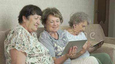 祖母用数码平板电脑看照片